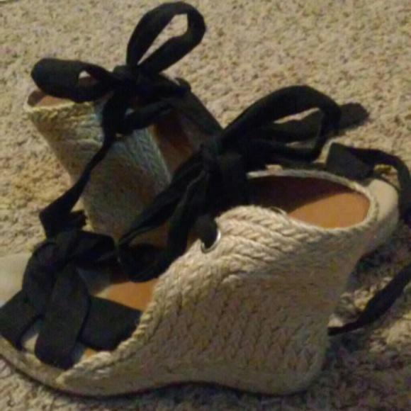 Old navy tie up wedges-black