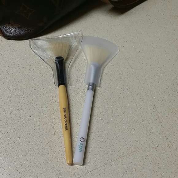 2 Makeup Brushes