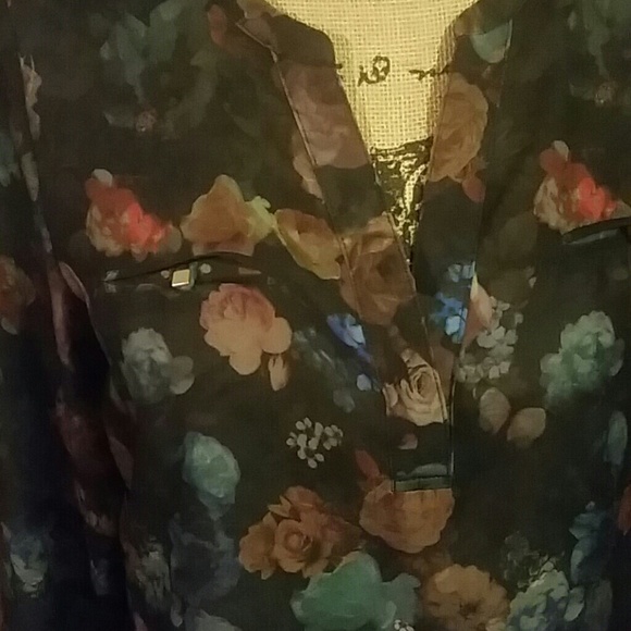 Beautiful floral blouse...PERFECT FOR SPRING! - Picture 2 of 3