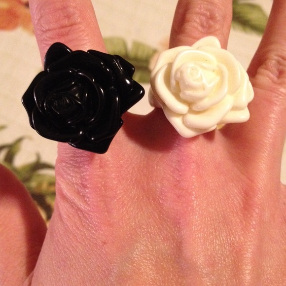 🌹White Rose Forever 21 Ring FREE with purchase🌹 - Picture 1 of 3