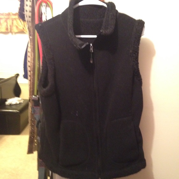 Reversible black fleece vest. - Picture 2 of 2