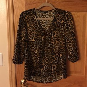 ✨EXPRESS✨Animal print 3/4 top sz. Small