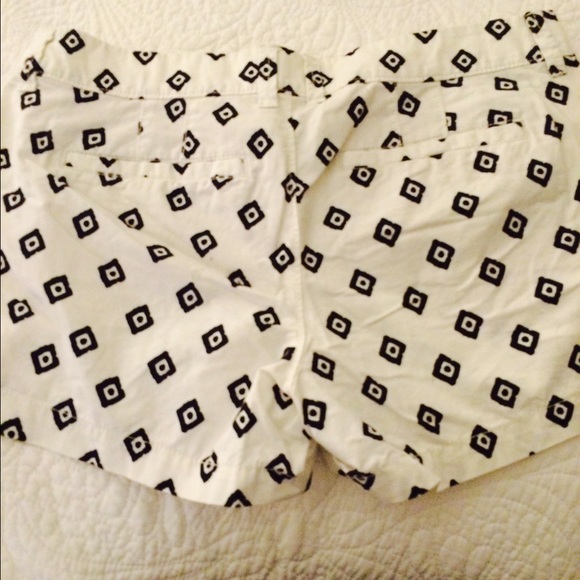 Old navy black and white print shorts - Picture 2 of 3