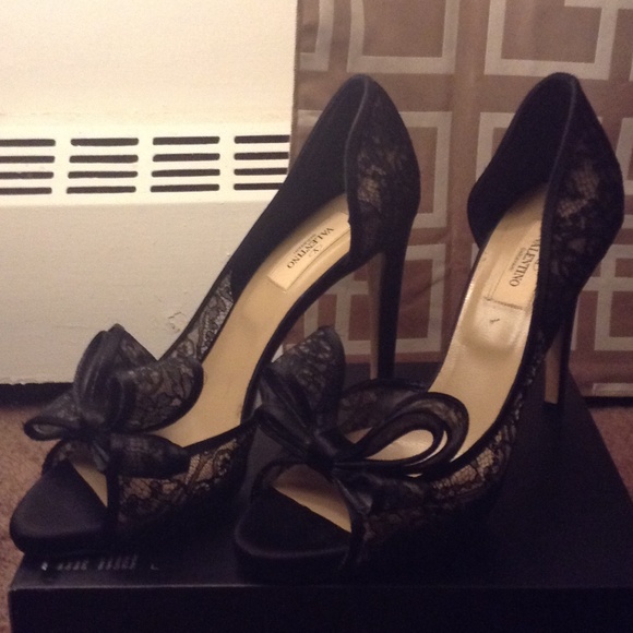 PRICE IS FIRM‼️Valentino garavani size 9 FITS A 8