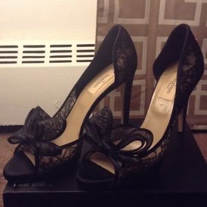 PRICE IS FIRM‼️Valentino garavani size 9 FITS A 8