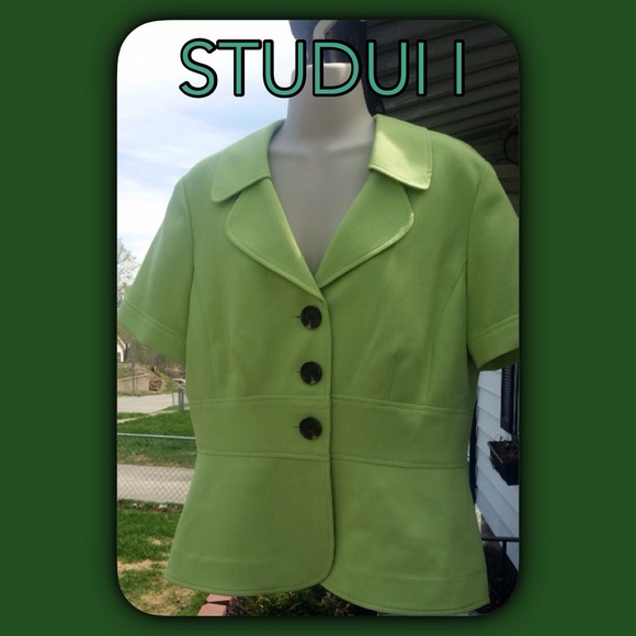 Beautifully sophisticated top 💚💚