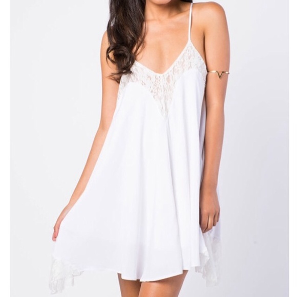 Beautiful spring dress with lace detail - Picture 2 of 3