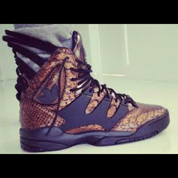 ***LOOKING FOR ADIDAS HARLEM GLC SNEAKER ***