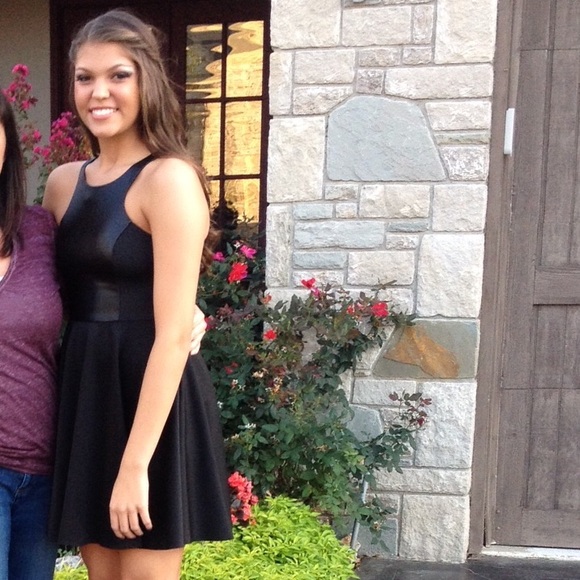 Black dress with leather slit - Picture 2 of 2