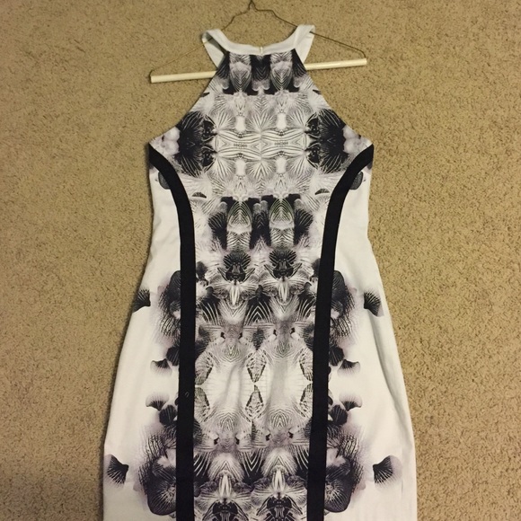 White & blacked flowered dress - Picture 2 of 3