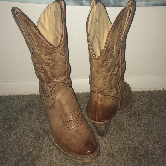 tan leather cowgirl boots