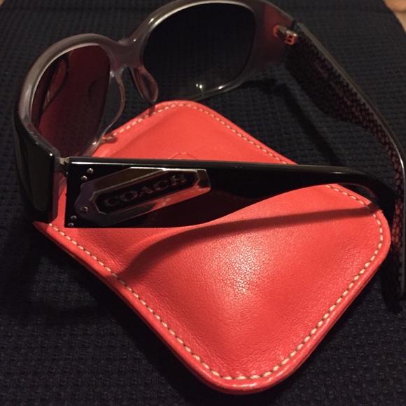 ?Host Pick COACH Sunnies?