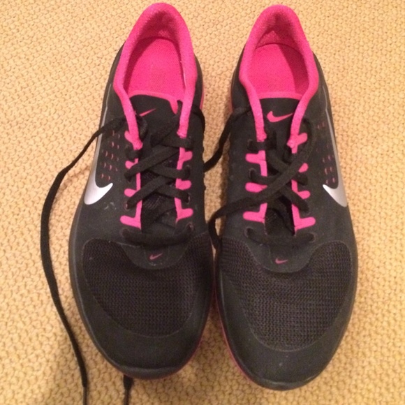 Black and pink Nike running shoe
