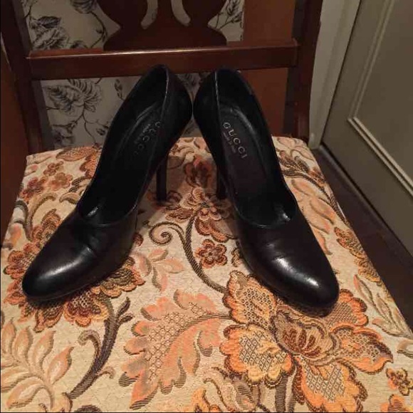‼️Sold in bundle‼️Black leather Gucci heels✨