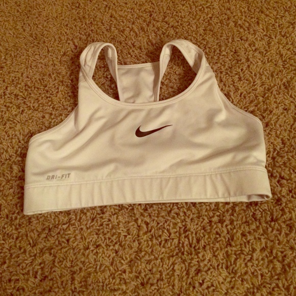 White nike sports bra!!