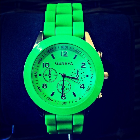 Tik Tok ! The parrot green wrist watch! - Picture 1 of 4