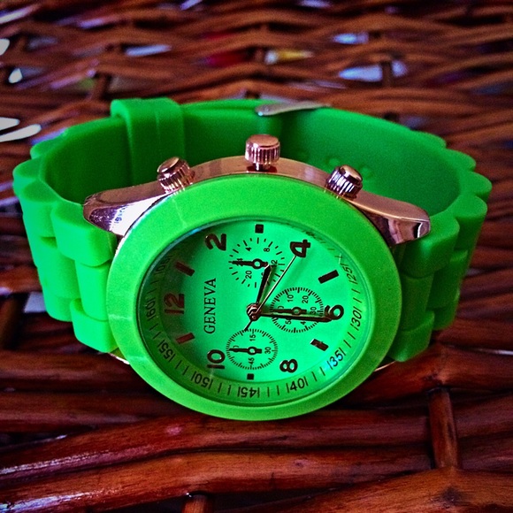 Tik Tok ! The parrot green wrist watch! - Picture 4 of 4