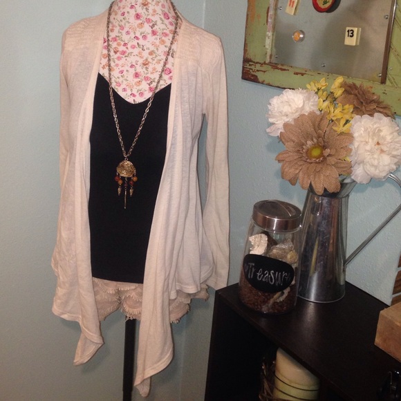 POCKETED Cream fly away jacket