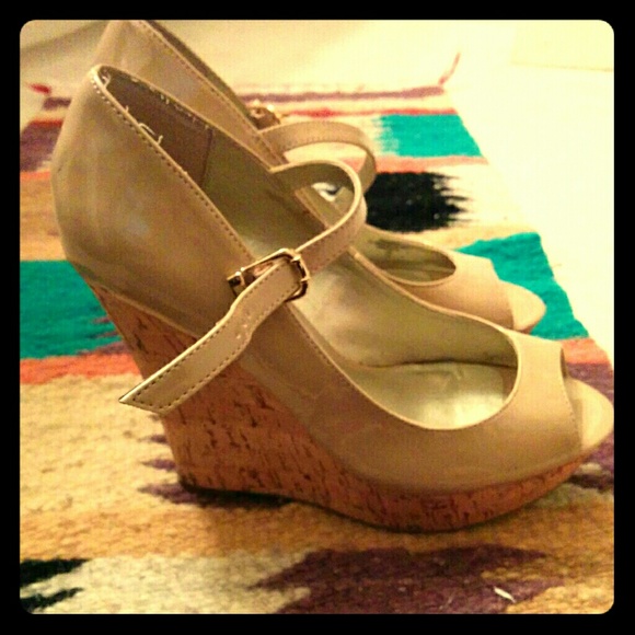 Guess beige wedges