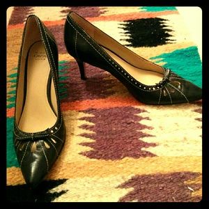 Designer navy blue pumps