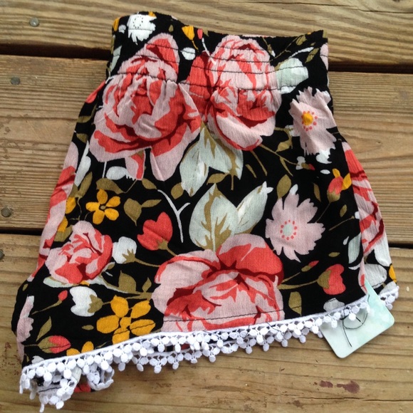 SOLD🚫HOST PICK! 🎉5/4/15 NWT! floral shorts. - Picture 2 of 2