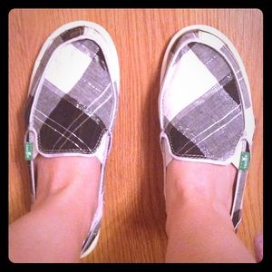 Black/white/grey/silver. Fits more of an 8-8.5.