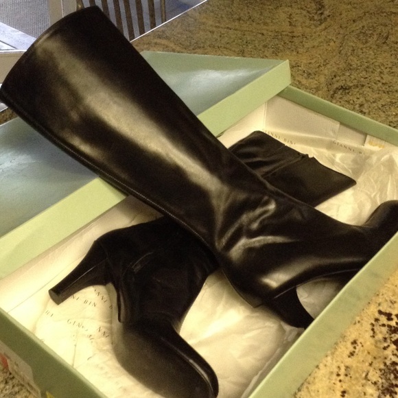 Like new women's black leather boots