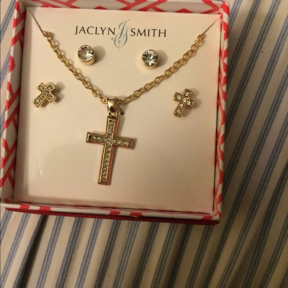 Brand new necklace nd two pair of earrings