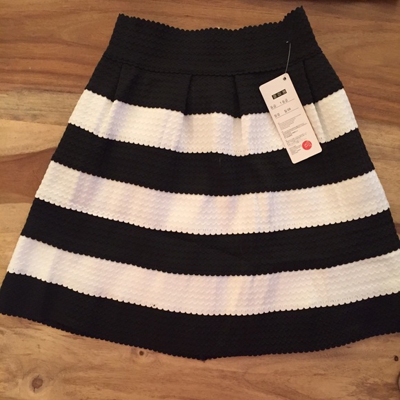 Cute black and white striped bandage skirt!