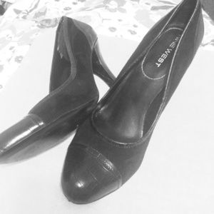 Nine West black suede, crocodile-tipped pumps!
