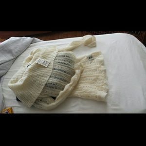 Price drop⤵⤵Bebe distressed look knit sweater