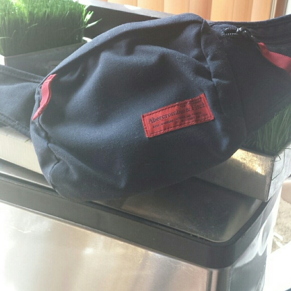 Abercrombie and fitch strap around