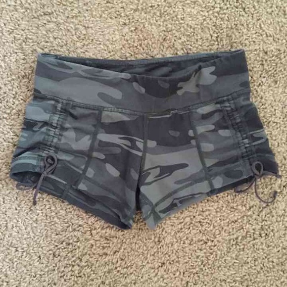 Lulu camo Hot Hot Short