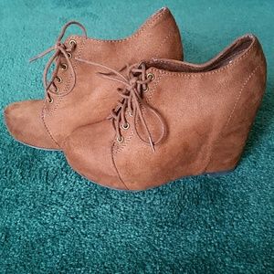 👠 Black Poppy Suede Wedges