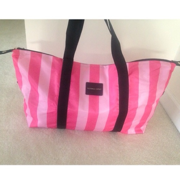 REDUCED! NWT VS LARGE WEEKENDER BAG/TOTE