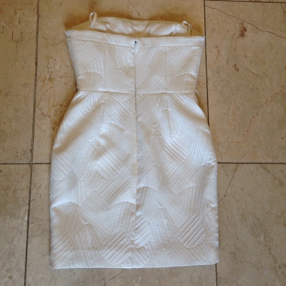 💥sale💥BCBG white fitted cocktail dress💋 - Picture 3 of 4