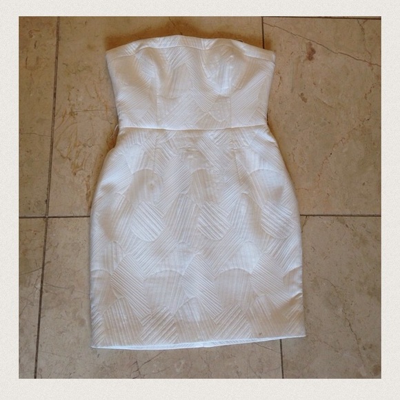 💥sale💥BCBG white fitted cocktail dress💋 - Picture 2 of 4