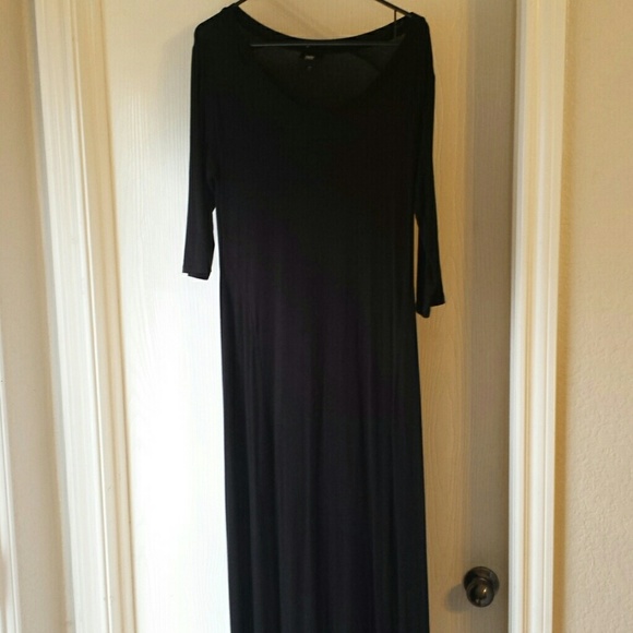 Quarter sleeve black maxi dress