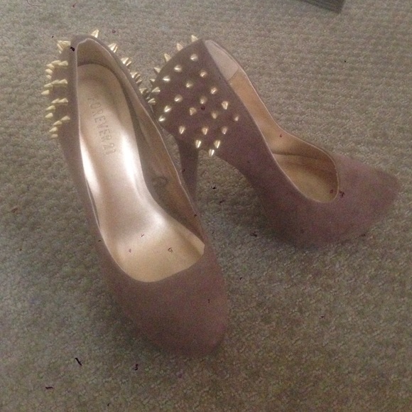 Spiked party pumps - Picture 1 of 4