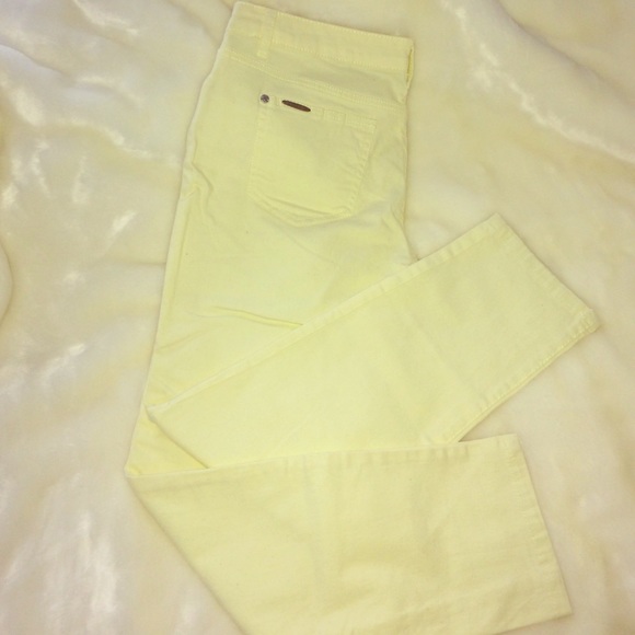 Soft yellow skinny jeans