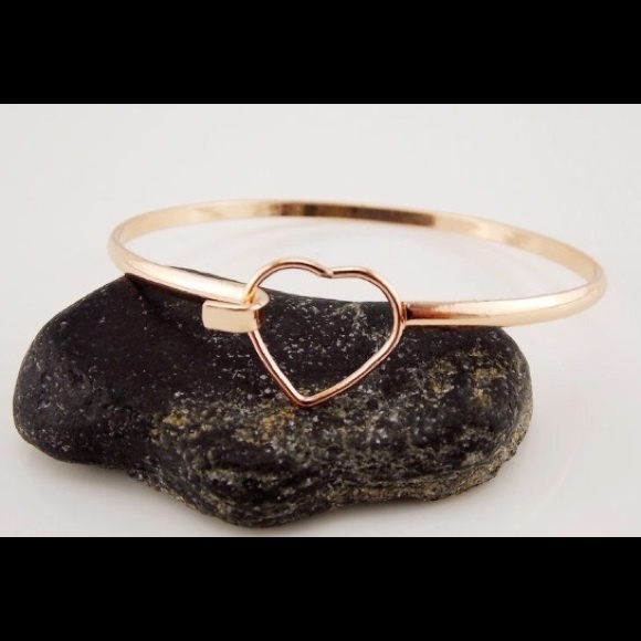 ✅It's Here!✅ hollow Heart Gold Bangle Bracelet - Picture 1 of 3