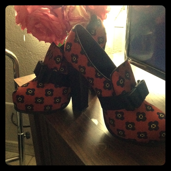 Super cute cooperative heels***SALE TODAY ONLY***