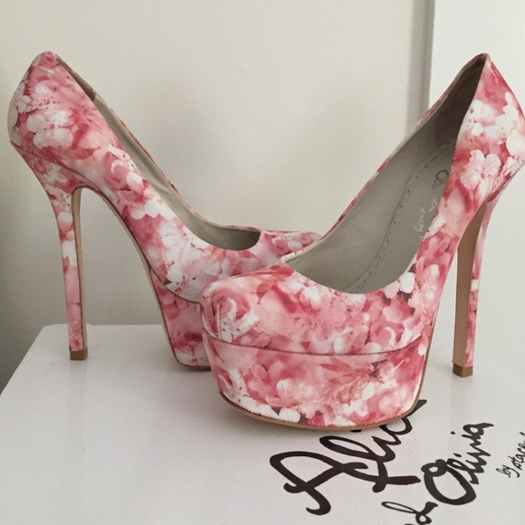 Alice & Olivia Larimore Platform Pump