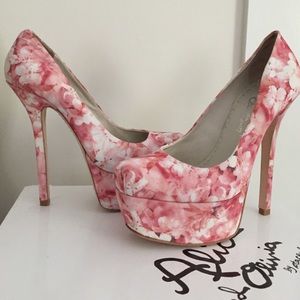 Alice & Olivia Larimore Platform Pump