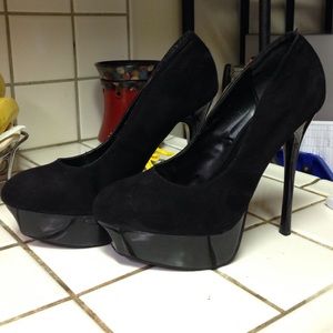 Black rounded pumps