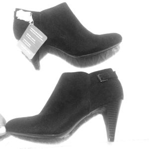 Brand new, selling because I never dress up haha.