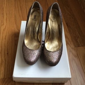 Multi colored glitter pumps