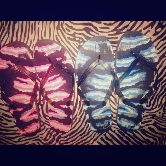 2 Pairs Of Flip Flops