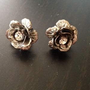 Flower stud earrings