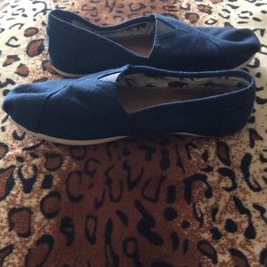 Adorable blue toms💙